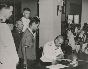 Archivo:Signing of the Japanese Surrender of Hong Kong