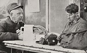 Archivo:Sir Edmund Hillary discusses plans with Rear-Admiral George Dufek at Scott Base during the Commonwealth Trans-Antarctic Expedition, 1957