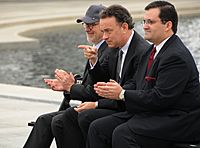 Archivo:Steven Spielberg & Tom Hanks at National World War II Memorial for premiere of The Pacific 2010-03-11