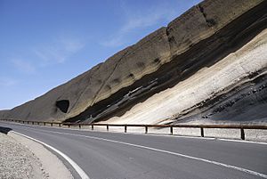 Archivo:Teneriffa Gesteinsschichten