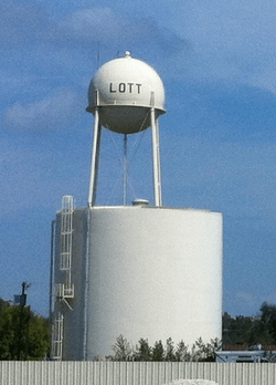 Water tower in Lott Texas.png