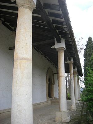 Archivo:Xàtiva. Sant Feliu. Pòrtic 1