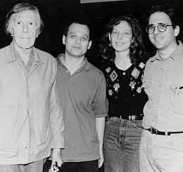 Archivo:Young Julia Wolfe with composer John Cage, David Lang, and Michael Gordon