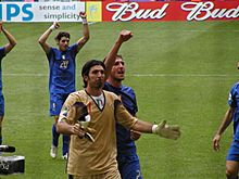 Archivo:2006 FIFA World Cup - Italy - Buffon, Materazzi and Perrotta