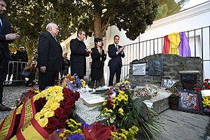 Archivo:2019-02-24, El presidente del Gobierno, Pedro Sánchez, descubre una placa conmemorativa en la tumba de Antonio Machado en el cementerio de Colliure, exilio5