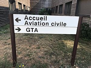 Archivo:Aéroport Lyon Saint-Exupéry 2018 - panneau DGAC