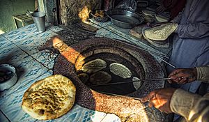 Archivo:A Tandoor also known as tannour is a cylindrical clay or metal oven used in cooking and baking in Pakistan and other Asian countries