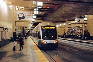 Archivo:Airport-bound Link train at Westlake Station (2010)