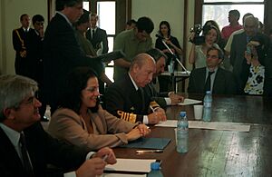 Archivo:Almirante Godoy firma transferencia del predio de la ESMA