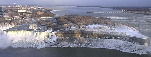 Archivo:American Falls and Goat Island in winter from Skylon Tower