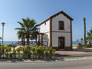 Archivo:Antigua estación de Benajarafe