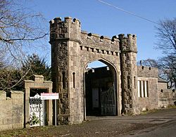 Archivo:Birkwood Castle entrance - geograph.org.uk - 332204