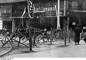 Archivo:Bundesarchiv Bild 102-13036, Shanghai, Drahtsperren um Europäerviertel