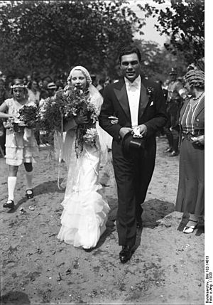 Archivo:Bundesarchiv Bild 102-14813, Brautpaar Max Schmeling und Anny Ondra