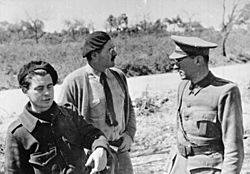 Archivo:Bundesarchiv Bild 183-84600-0001, Ivens und Hemingway bei Ludwig Renn, Chef der XI. Internationalen Brigaden