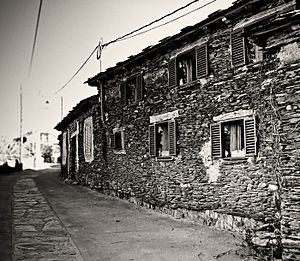 Archivo:Campillo de Ranas. Casas típicas