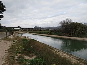 Archivo:Canal de la Derecha del Ebro, es un canal de riego, transcurre paralelo al río Ebro