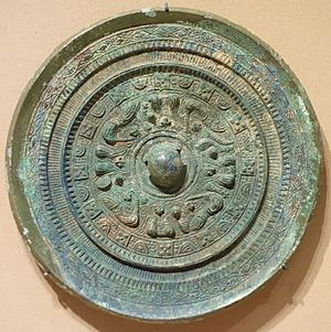 Archivo:Circular mirror, Japan, Kofun period, 300-552 AD, bronze - Asian Art Museum of San Francisco - DSC01452