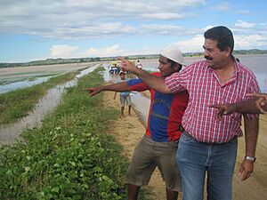 Archivo:Congresista Merino visita lugares afectados por el río Tumbes (7027956275)