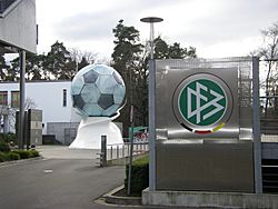 Archivo:DFB-Zentrale mit Ball