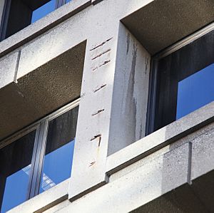 Archivo:Damaged concrete on east facade - J Edgar Hoover Building - Washington DC - 2012