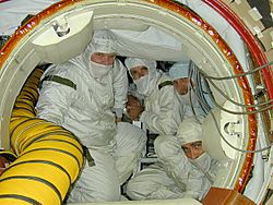 Archivo:Engineers SpaceShuttle hatch