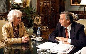 Archivo:Estela de Carlotto y Néstor Kirchner en Casa Rosada-30MAY06-presidencia-govar