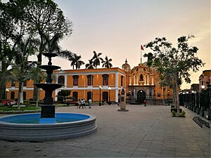 Archivo:Font al parque Universitario de Lima amb el Panteón de los Próceres al fons