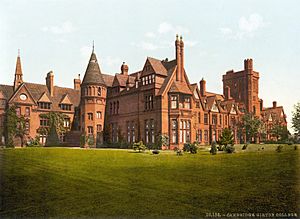Archivo:Girton College, Cambridge, England, 1890s