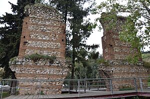 Archivo:Hadrianic aqueduct, Remains of water bridge in Nea Ionia, Athens (14046500191)