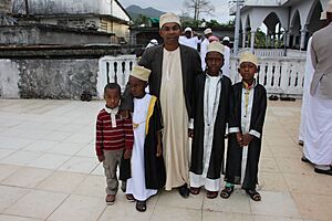 Archivo:Homme portant le kofia comorien