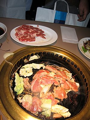 Archivo:Jingisukan japanese mutton barbecue