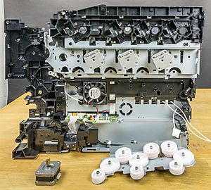 Archivo:Kyocera FS-C5200DN - motors and gears for developer and toner rolls-4595