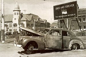 Archivo:LaSalle 1940 Series 52 Sedan of Brigadier-Mallaby - Burnt Car - 194511
