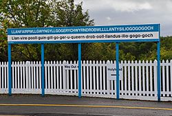 Archivo:Llanfairpwllgwyngyllgogerychwyrndrobwllllantysiliogogogoch-railway-station-sign-2011-09-21-GR2 1837a
