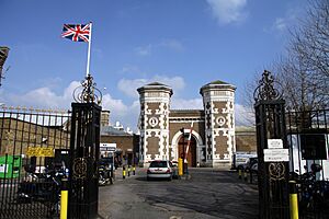 Archivo:Main gate to the HM Prison Wormwood Scrubs in spring 2013 (1)