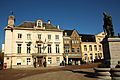 Markt met stadhuis en Egmontstandbeeld, Zottegem, Vlaanderen, België 02