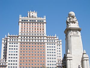 Archivo:Monumento a Miguel de Cervantes + Edificio España