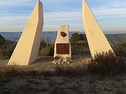 Archivo:Monumento a los caídos en la Batalla del Ebro (Mequinenza)