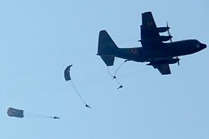 Archivo:Paratroopers leap from a Cameroonian C-130 transport plane