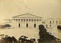 Archivo:Plaza de la Victoria, Pirámide y Catedral (Gonnet, 1864)