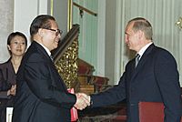 Archivo:Putin and Jiang Zemin document-signing ceremony 2001