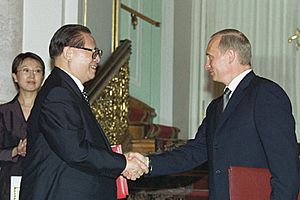 Archivo:Putin and Jiang Zemin document-signing ceremony 2001