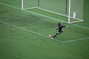 Archivo:Quillan Roberts makes goal kick (27150455073)