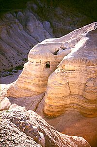 Archivo:Qumran Caves