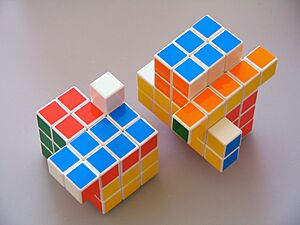 Archivo:Rubik 3x3x4 and 3x3x5 scrambled