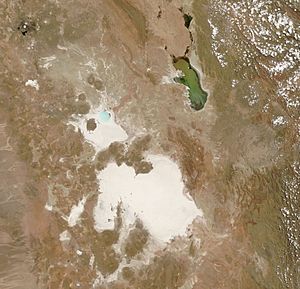 Archivo:Salar de Uyuni 2006-10-19 satellite 250m