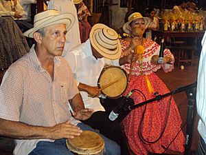 Archivo:Santeños con sombrero pintado