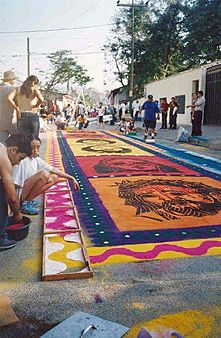 Archivo:Saw dust carpet Comayagua Honduras (1)