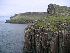 Archivo:Scotland Skye cliffs